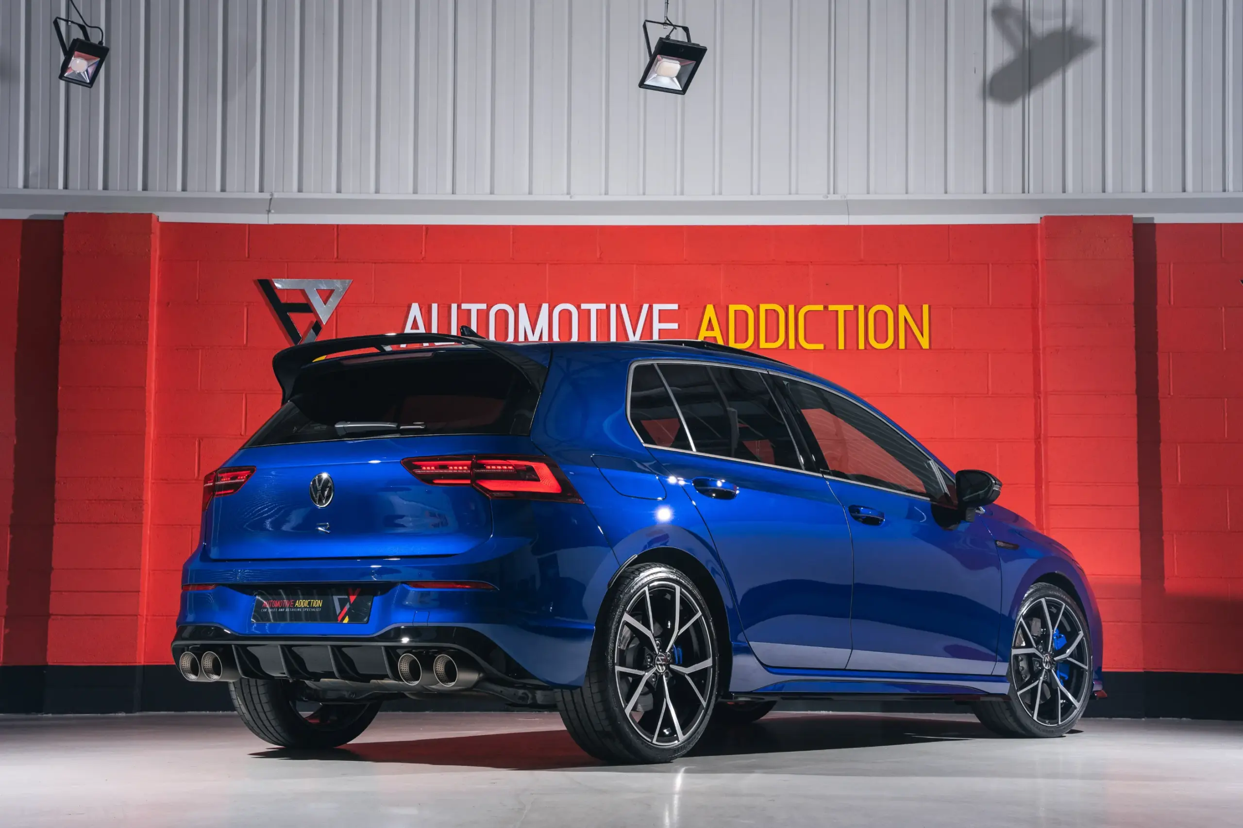 volkswagen-golf-r-mk8-lapiz-blue-hatchback-performance-pack_vsg_0002