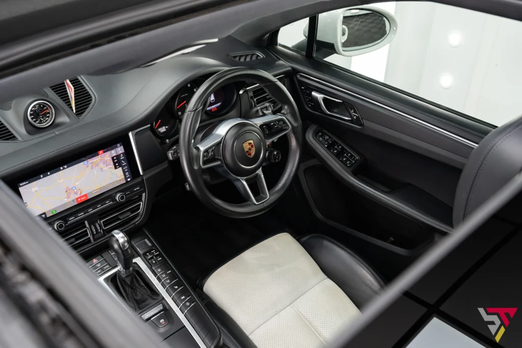 Macan Pebble grey interior