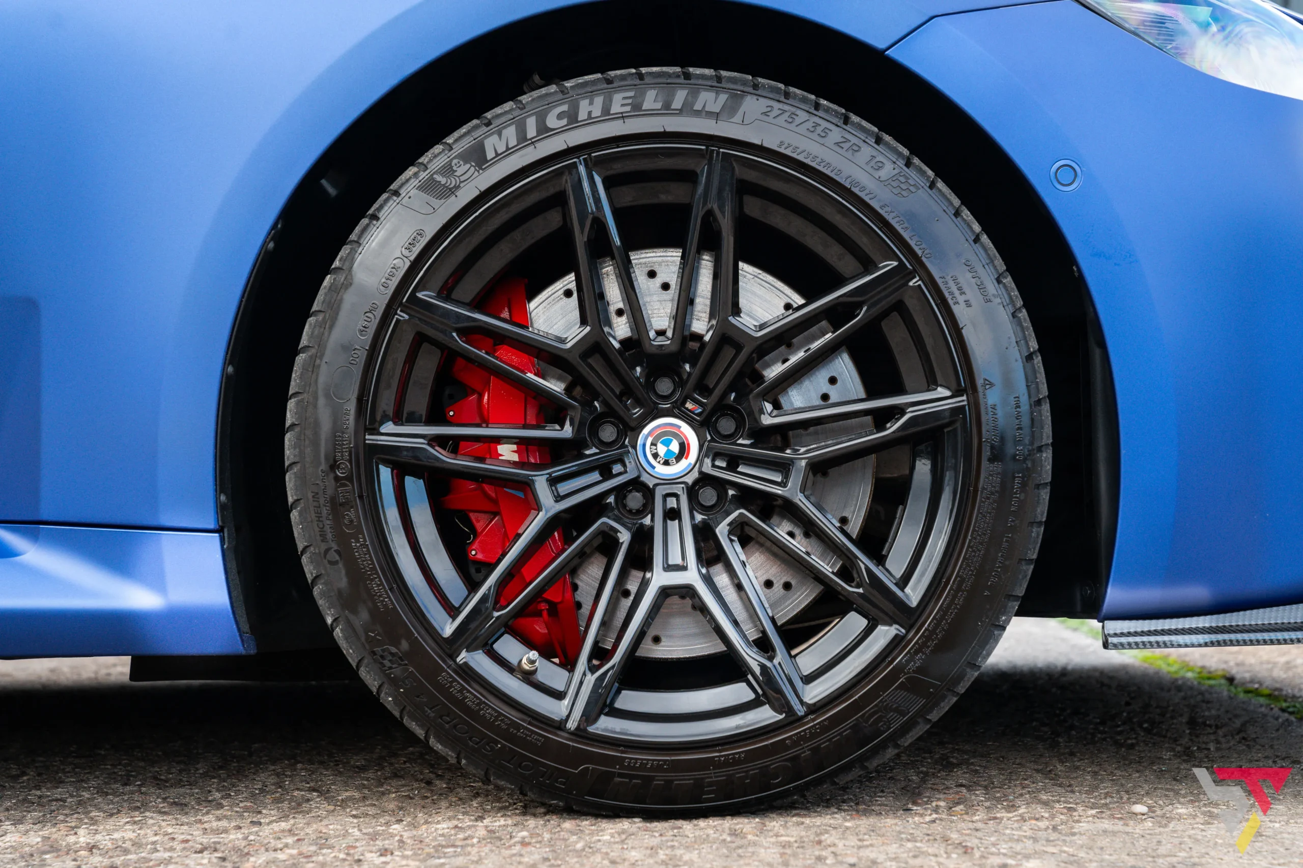 BMW Red brake calipers