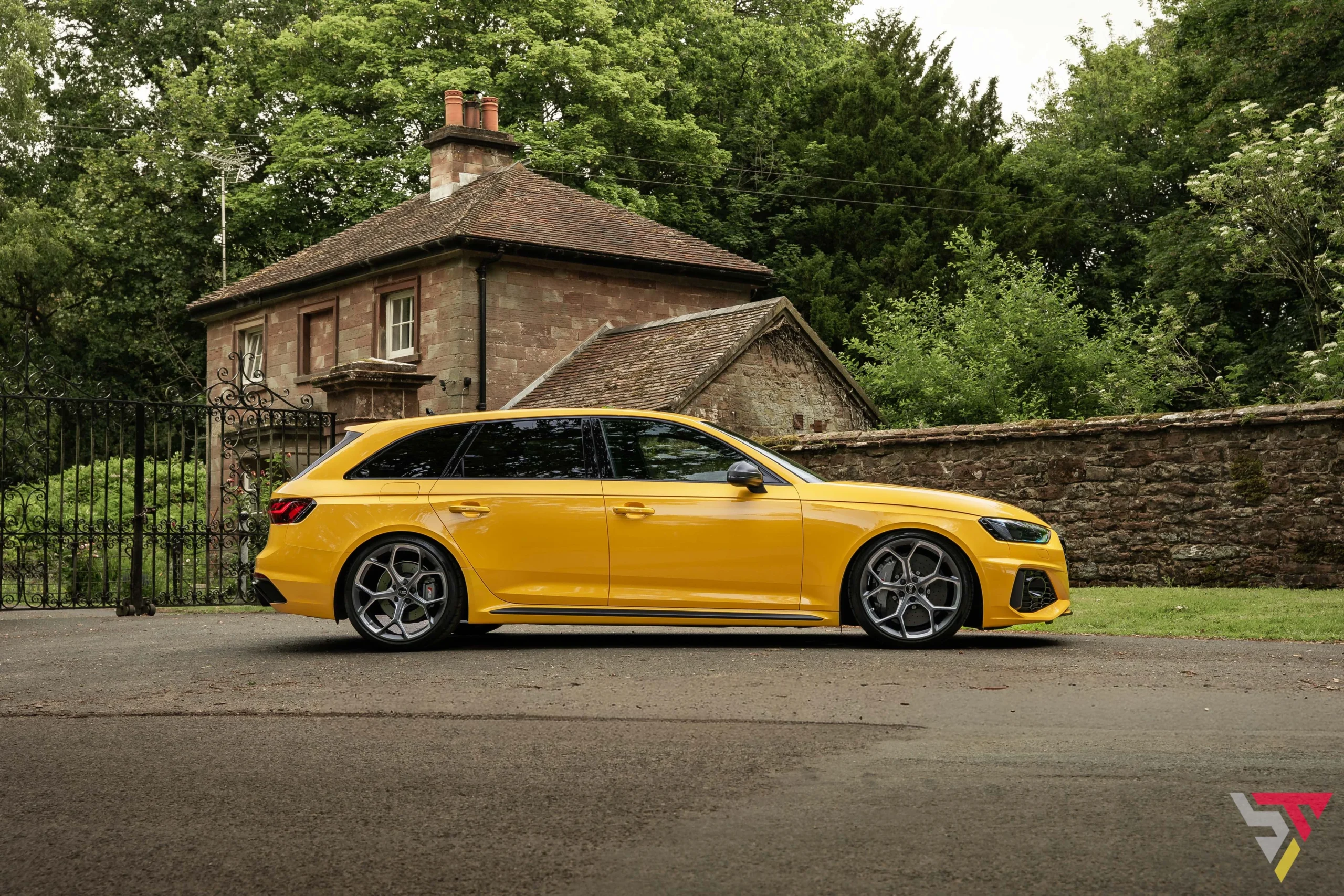 Audi RS4 Edition 25 Years in Audi Exclusive Imola Yellow Side Profile