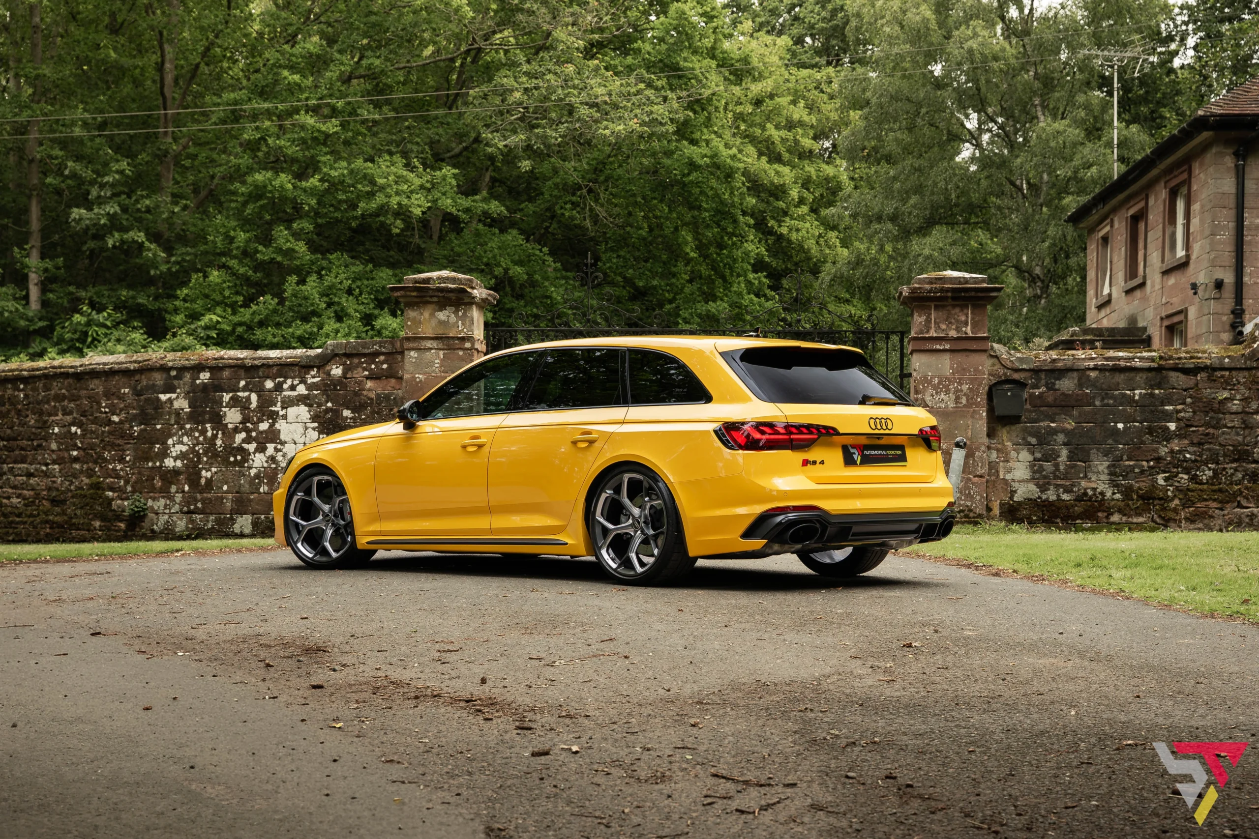 Audi RS4 Edition 25 Years in Audi Exclusive Imola Yellow Rear Angled