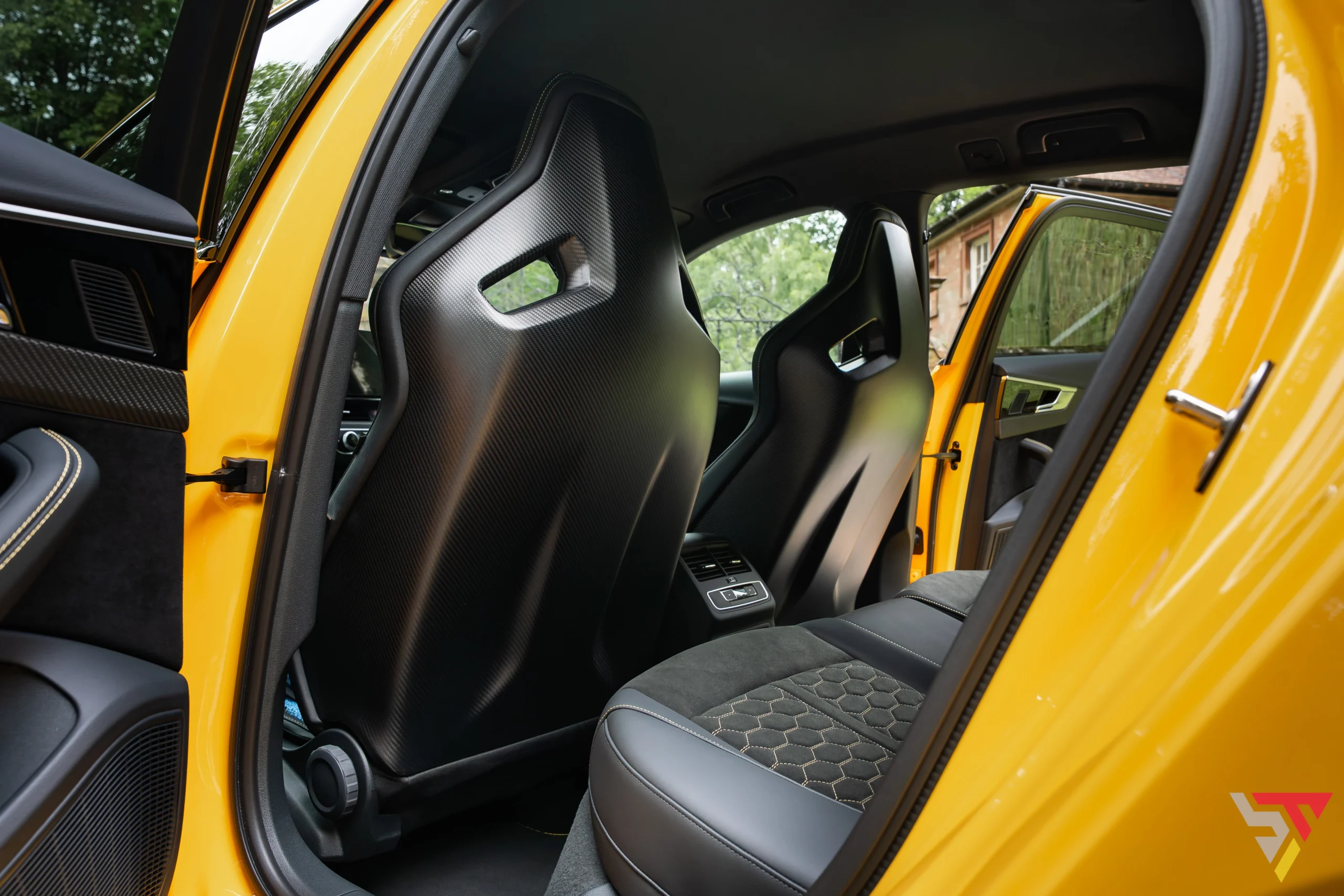 Audi RS4 Edition 25 Years in Audi Exclusive Imola Yellow Carbon Bucket seats