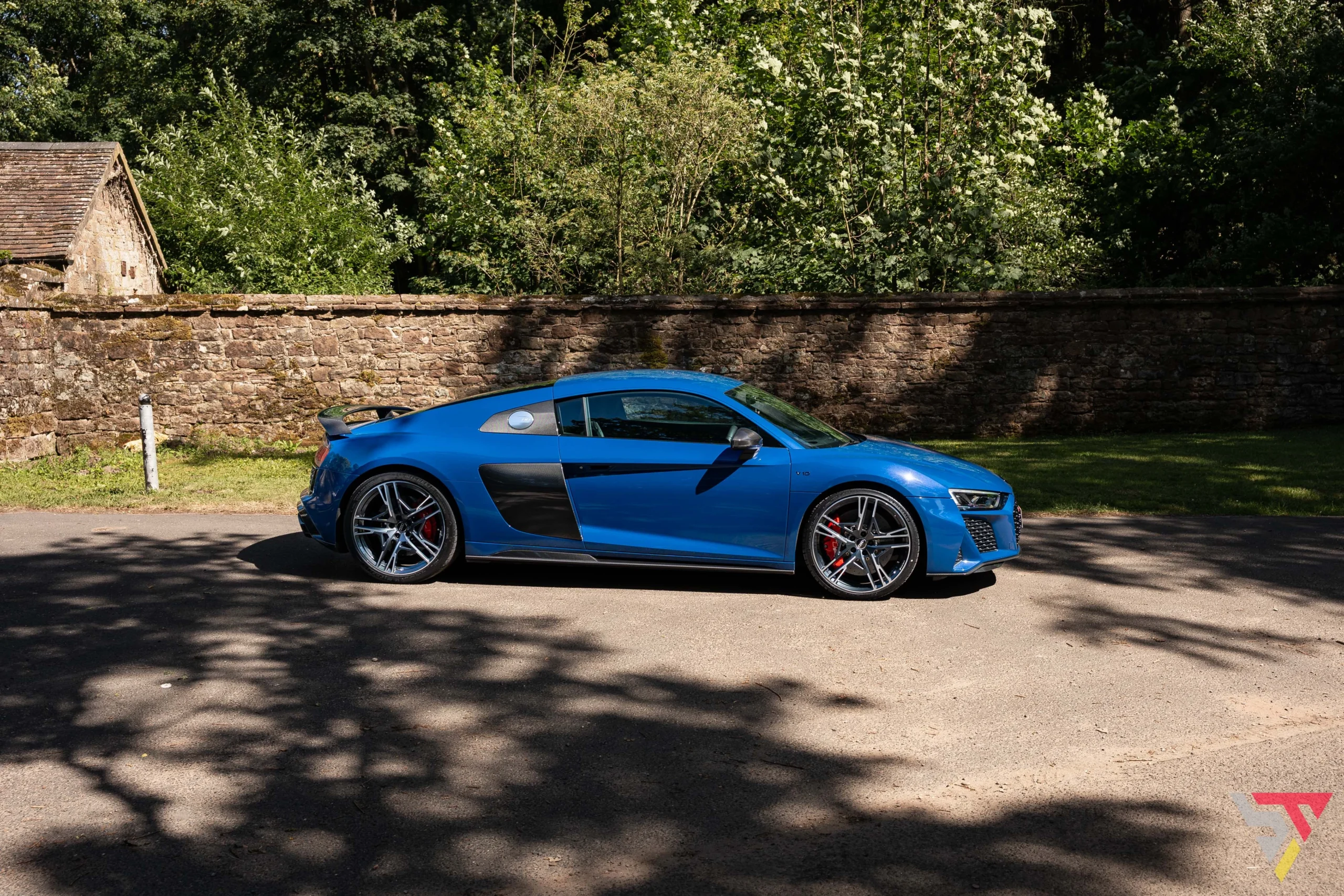 Audi R8 Performance Carbon Black Ascari Blue side profile