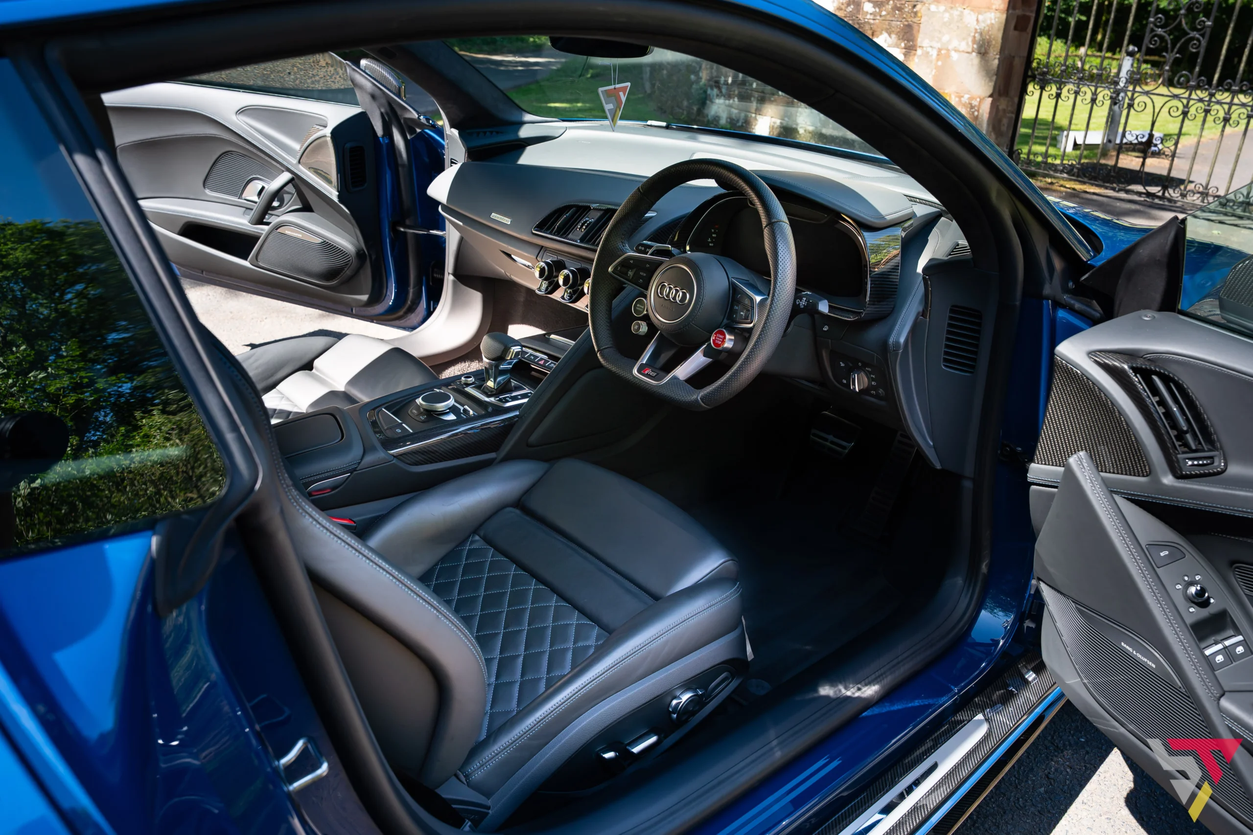 Audi R8 Performance Carbon Black Ascari Blue dashboard