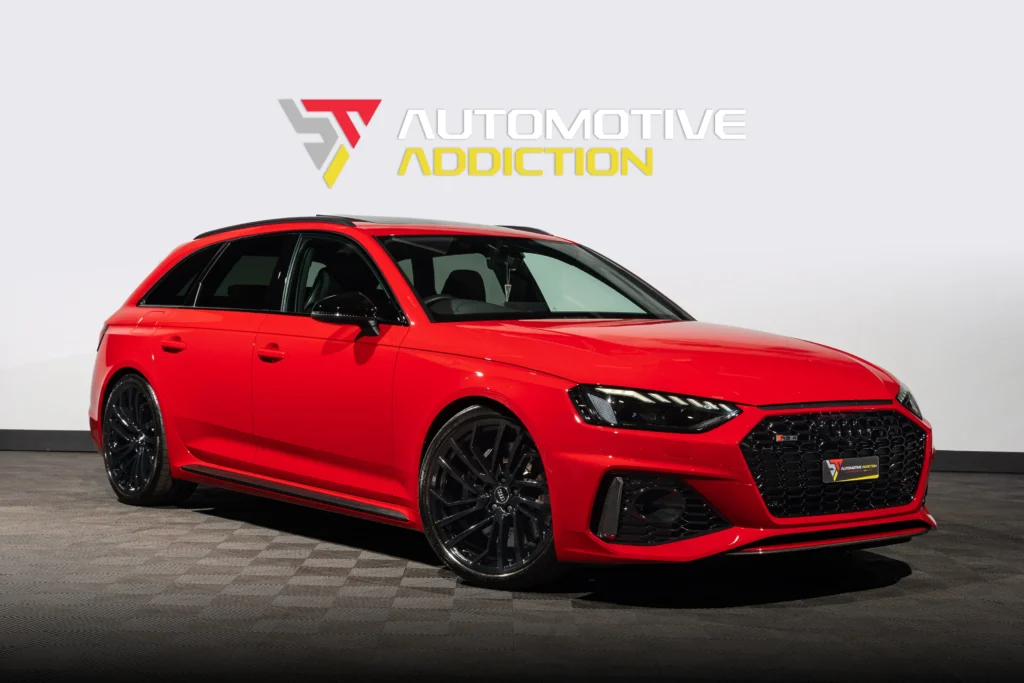 Audi RS4 Carbon Black Tango Red Front
