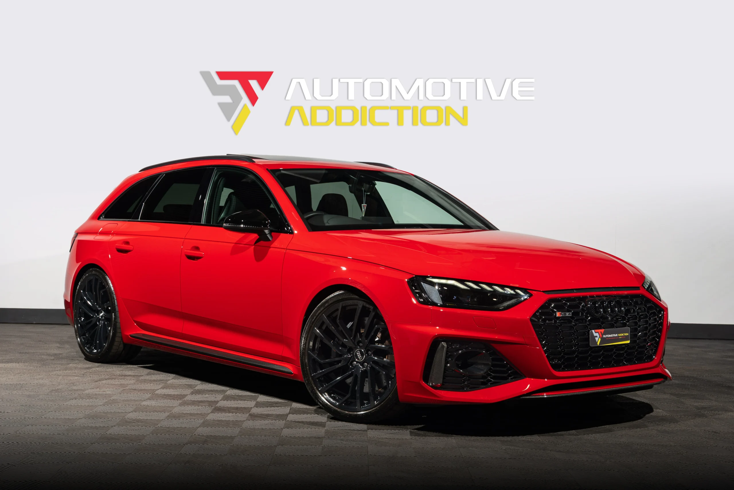 Audi RS4 Carbon Black Tango Red Front