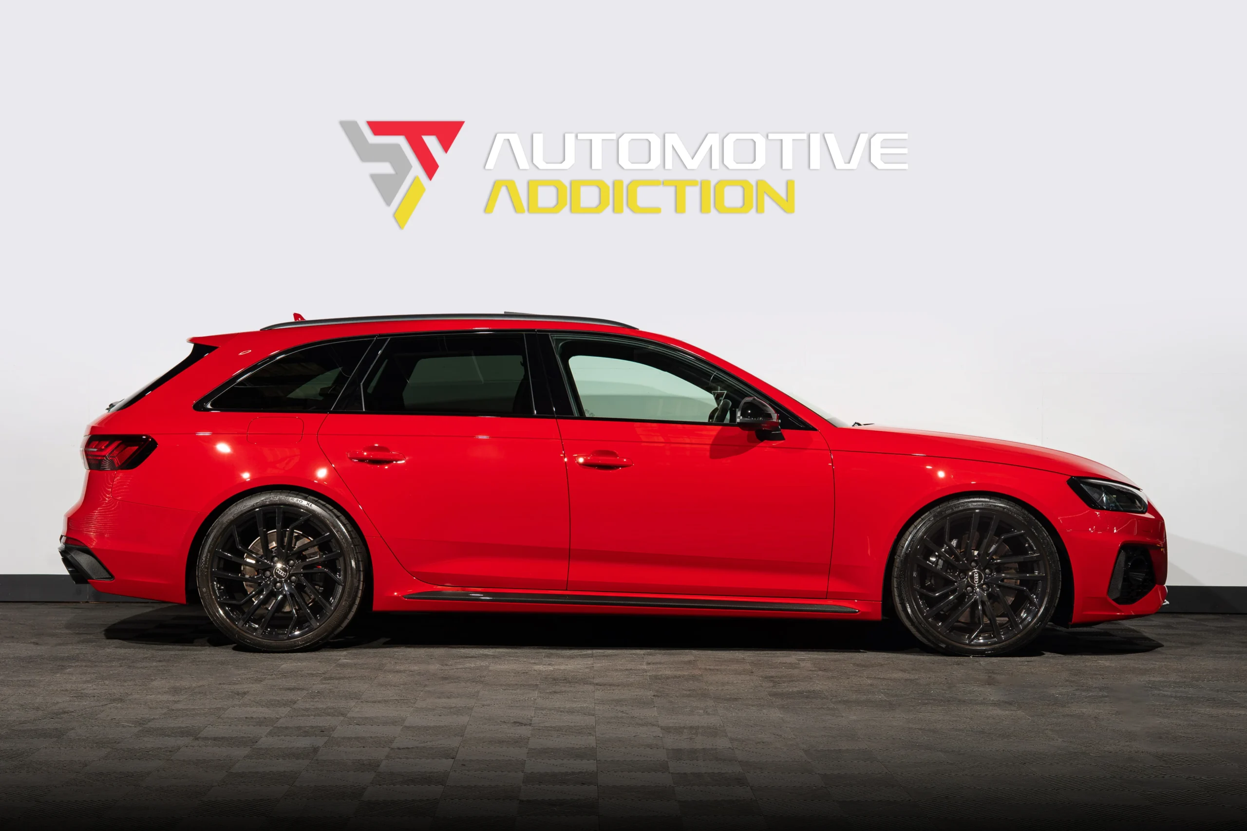 Audi RS4 Carbon Black Tango Red Side