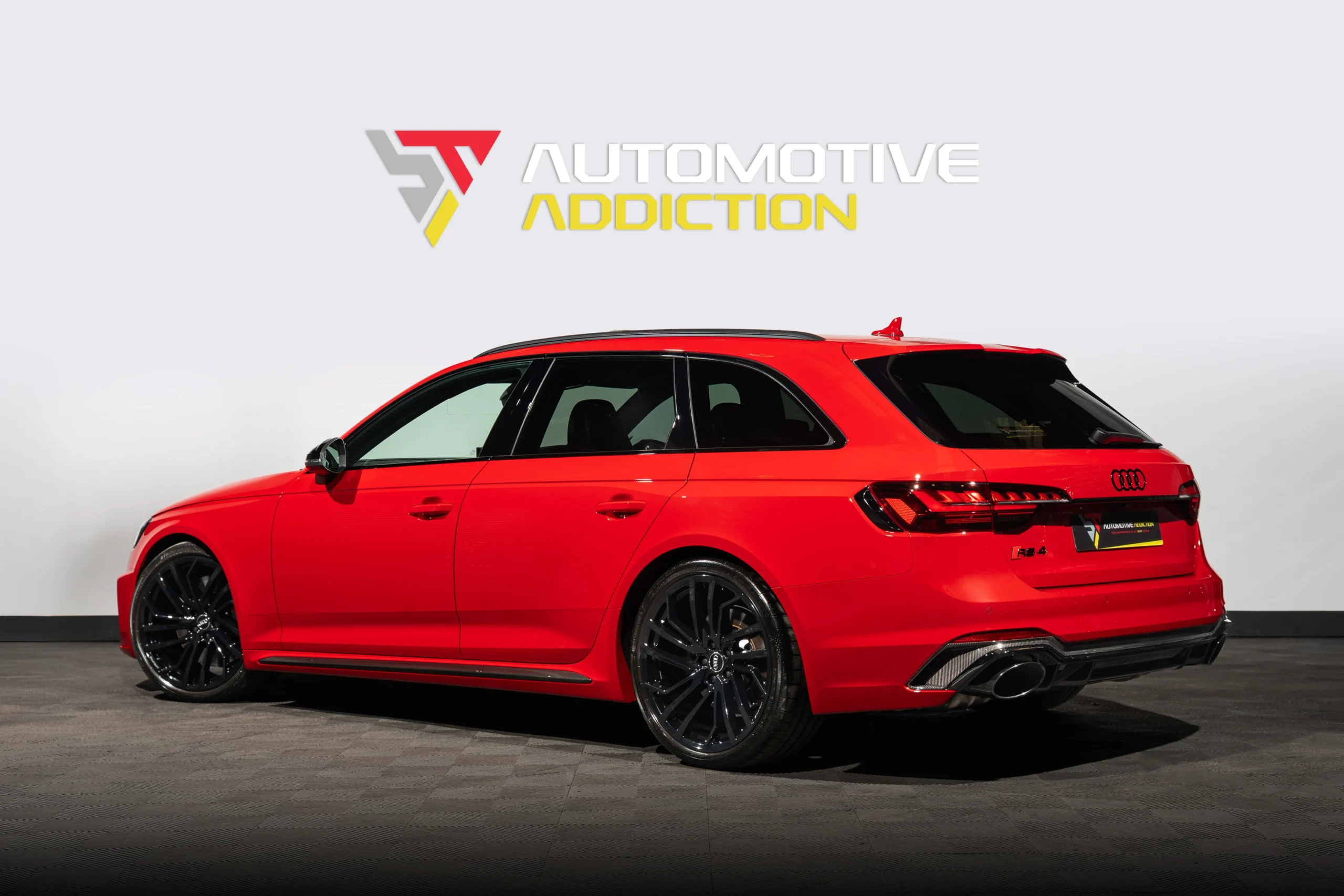 Audi RS4 Carbon Black Tango Red Rear