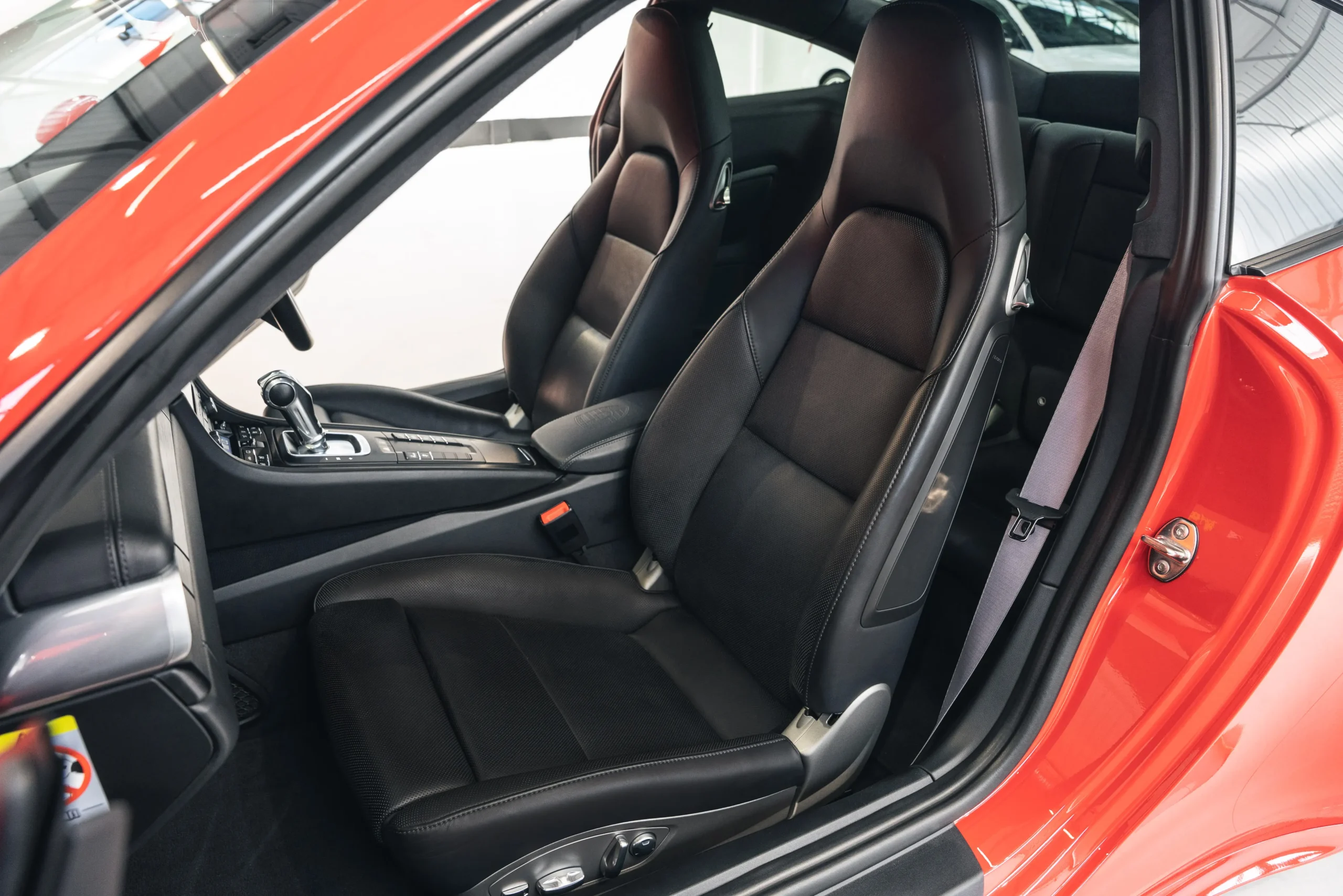 Porsche 911 991.2 Carrera 4 GTS Guards Red seats